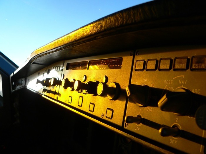 Hady Khandani, COCKPIT INTSTRUMENTS 7 (HADYPHOTO, Fotografie, Cockpit, Flugzeug, Armaturen, Instrumente, Technik, Wunschgröße, bunt)