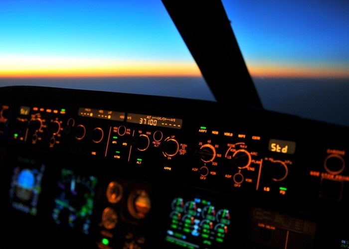 Hady Khandani, COCKPIT VIEW 3 (HADYPHOTO, Fotografie, Cockpit, Flugzeug, Nachtszene,  Armaturen, Instrumente, Technik, Wunschgröße, bunt)