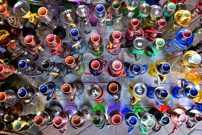 Hady Khandani, COLORFUL SHISHAS - MOROCCO 1 (HADYPHOTO, Fotografie, Wasserpfeifen, Shishas, Perspekitve, Aufsicht, Rauchen, Geschäft, Treppenhaus, Wunschgröße, bunt)