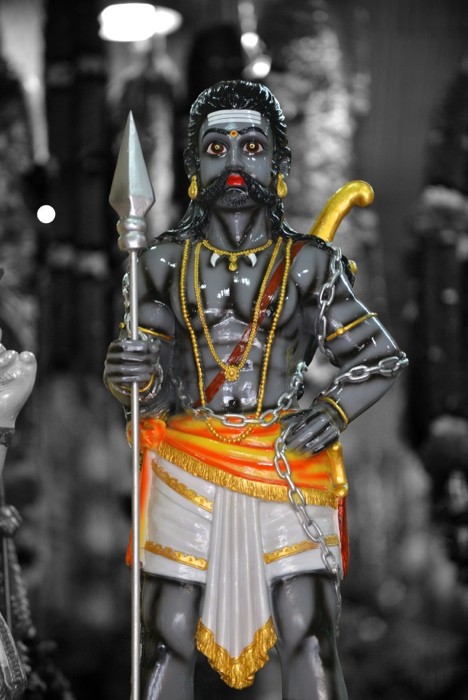 Hady Khandani, COLORSPOT - INDIAN WARRIOR (HADYPHOTO, Fotografie, Skulptur, Porzellanfigur, indisch, Krieger, Wohnzimmer, Treppenhaus, Wunschgröße, Colorspot, schwarz/weiß/orange)