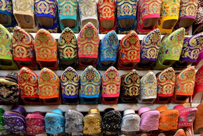 Hady Khandani, COLROFUL MOROCCAN BABOUCHES .MOROCCO 2 (HADYPHOTO, Fotografie, Hausschuhe, exotisch, orientalisch, Schuhgeschäft, Nahaufnahme,  Treppenhaus, Wunschgröße, bunt)