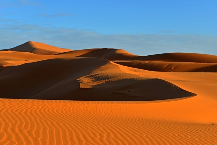 Hady Khandani, DAYBRAEAK IN THE DUNES OF SAHRA - ERG CHEBBI - MOROCCO 6 (HADYPHOTO, Fotografie, Landschaft, Marokko, Wüste, Sand, Sanddünen, Sahara, Nordafrika, Sonnenaufgang, Wohnzimmer, Treppenhaus, Wunschgröße, bunt)