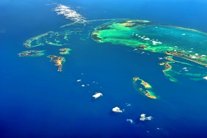 Hady Khandani, GEO ART - LOS ROQUES ARCHIPELAGO - VENEZUELA 1 (Wunschgröße, HADYPHOTO, Fotografie, Fotokunst, Geografie, Insel, Archipel, Südamerika, Meer, Luftbild, Vogelperspektive, Landschaft, Wohnzimmer, Treppenhaus, bunt)