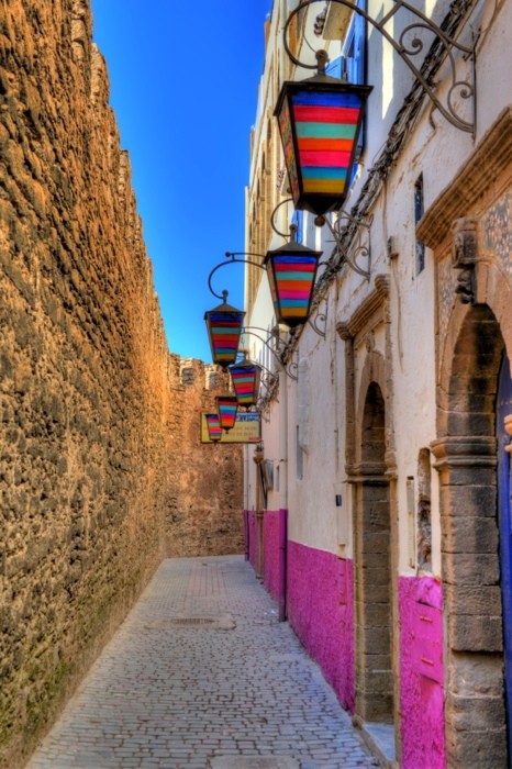 Hady Khandani, HDR - ALLEY ALONG THE CITY WALL - ESSAOUIRA - MOROCCO 2 (HADYPHOTO, Fotografie, Straße, Gasse, Städte, Altstadt, Stadtmauer, Laternen, Marokko, Marokkaner, Wohnzimmer, Treppenhaus, Wunschgröße, bunt)