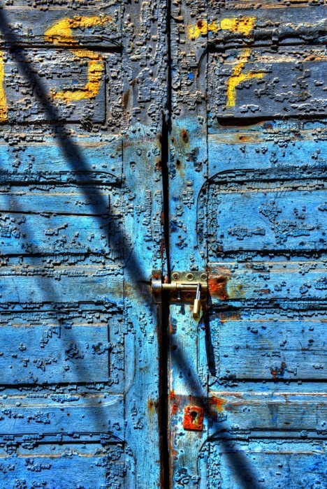Hady Khandani, HDR - BLUE DOOR - ESSAOUIRA - MOROCCO 1 (HADYPHOTO, Fotografie, Tür, alte Holztür, Wohnzimmer, Treppenhaus, Wunschgröße, blau)