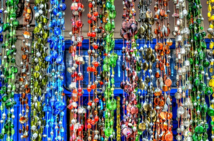 Hady Khandani, HDR - COLORFUL NECKLACES - ESSAOUIRA - MOROCCO (HADYPHOTO, Fotografie, Ketten, Perlenketten, Glasperlen, Wohnzimmer, Treppenhaus, Wunschgröße, bunt)
