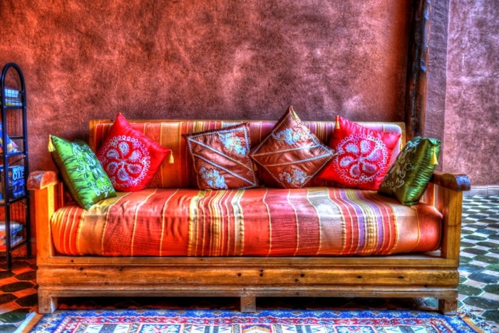 Hady Khandani, HDR - ORIENTAL COUCH - TINERHIR - MOROCCO (HADYPHOTO, Fotografie, Sofa, Couch, orietalisch, Wohnzimmer,  Marokko, Wunschgröße, bunt)