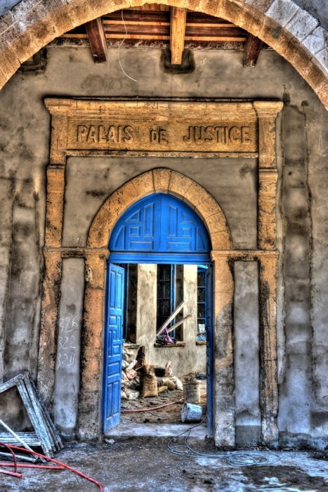 Hady Khandani, HDR - PALAIS DE JUSTICE - ESSAOUIRA - MOROCCO (HADYPHOTO, Fotografie, Justizpalast, Ruine, Vergägnlichkeit, Verfall, Inschrift, Torbogen, Marokko, Wohnzimmer, Treppenhaus, Wunschgröße, bunt)