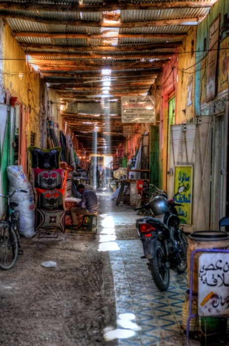 Hady Khandani, HDR - SOUK OF RISSANI - MOROCCO 2 (HADYPHOTO, Fotografie, arabisch, Wirtschaftsviertel, Menschen,Markt, Basar, Treppenhaus, Wunschgröße, bunt)