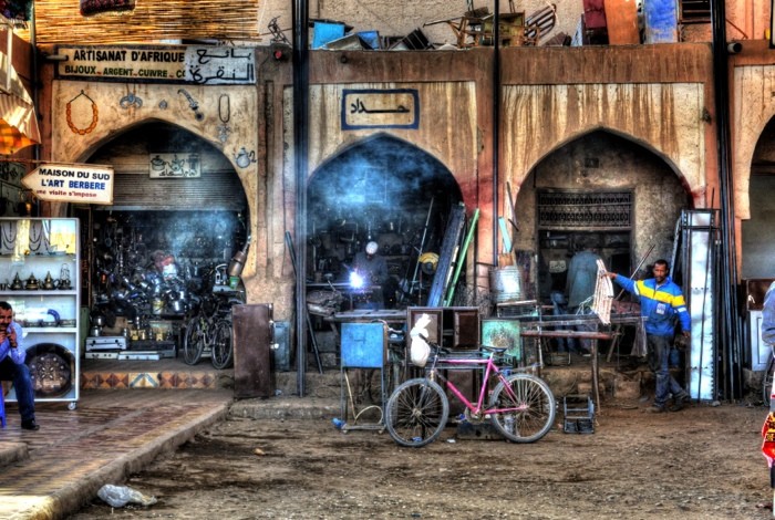Hady Khandani, HDR - SOUK OF RISSANI - MOROCCO 4 (HADYPHOTO, Fotografie, arabisch, Wirtschaftsviertel, Menschen,Markt, Basar, Treppenhaus, Wunschgröße, bunt)