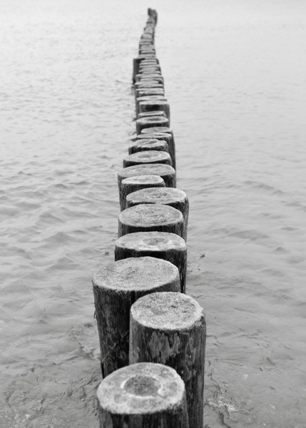 Hady Khandani, MONOCHROME - BUNE (Wunschgröße, HADYPHOTO, Fotografie, Fotokunst, Landschaft, Meeresbrise, Holzbune, Pfosten, Meer, Wohnzimmer, Treppenhaus, schwarz / weiß)