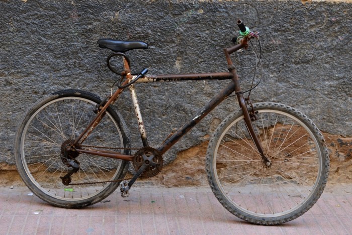 Hady Khandani, OLD BIKE (HADYPHOTO, Fotografie, graue Wand, Fahrrad, Drahtesel, Herrenrad, klapperig, Treppenhaus, Wunschgröße, bunt)