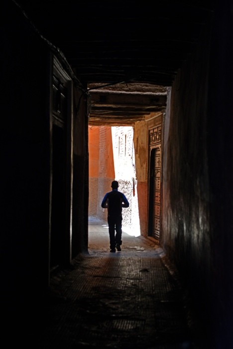Hady Khandani, PASSAGE INTO THE LIGHT (HADYPHOTO, Fotografie, Gasse, dunkel, Fußgänger, Marokko, Afrika, Wohnzimmer, Treppenhaus, Wunschgröße, bunt)
