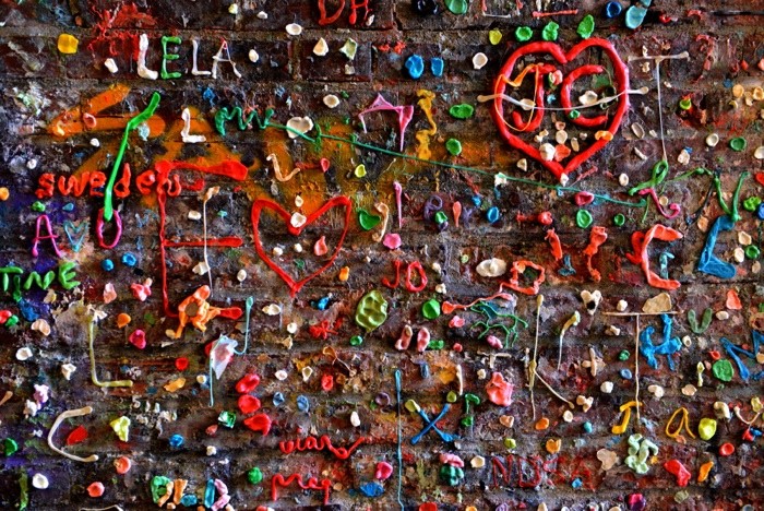Hady Khandani, SEATTLE GUMWALL 5 (Kaugummis, Kleben, Chewing gum,  Wunschgröße, Fotografie, Treppenhaus, Wohnzimmer, bunt)