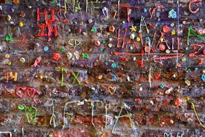Hady Khandani, SEATTLE GUMWALL 7 (Kaugummis, Kleben, Chewing gum,  Wunschgröße, Fotografie, Treppenhaus, Wohnzimmer, bunt)