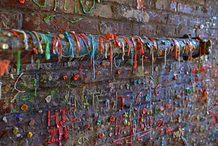 Hady Khandani, SEATTLE GUMWALL 8 (Kaugummis, Kleben, Chewing gum,  Wunschgröße, Fotografie, Treppenhaus, Wohnzimmer, bunt)