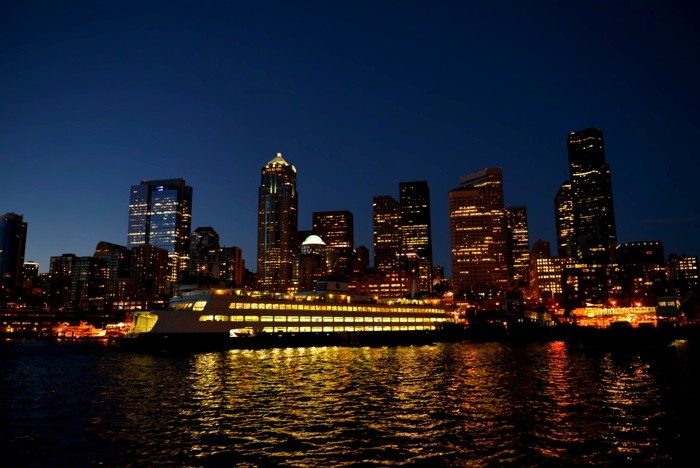 Hady Khandani, SEATTLE SKYLINE WITH WASHINGTON STATE FERRY BY NIGHT - USA 1 (Städte, Großstadt, Washington, Skyline, Hochhäuser, Nachtszene, Fähre, Schiff,  Wunschgröße, Fotografie, Treppenhaus, Wohnzimmer, bunt)
