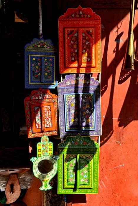 Hady Khandani, SMALL COLORED CABINETS - MARRAKECH - MOROCCO (HADYPHOTO, Fotografie, Bazar,  Markt, Schränkchen, Handwerk, Schreinerarbeit, Marokko, Wohnzimmer, Treppenhaus, Wunschgröße, bunt)