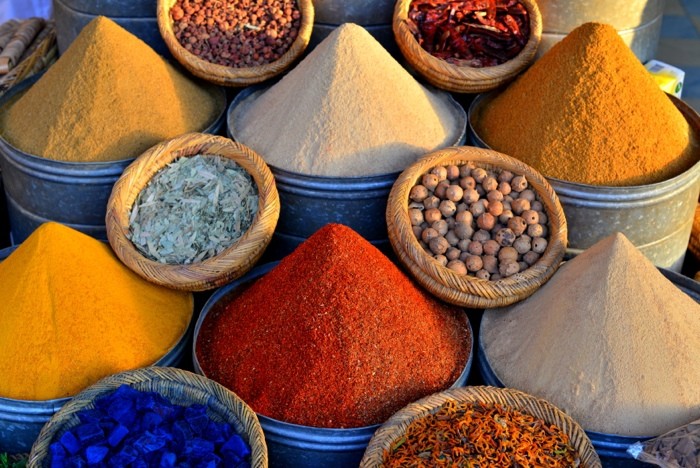 Hady Khandani, SPICES OF MOROCCO - MARRAKECH 2 (HADYPHOTO, Fotografie, arabisch, Markt, Basar,  Marokko, Kräuter, Gewürze, Mineralien, Gastronomie, Küche, Wunschgröße, bunt)