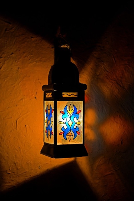 Hady Khandani, STAINED GLASS LAMP AND SHADOWS - MOROCCO 1 (HADYPHOTO, Fotografie, Lampe, Laterne, orientalisch, Elektrizität, Technik, Lichtmuster, Wohnzimmer, Treppenhaus, Wunschgröße, bunt)
