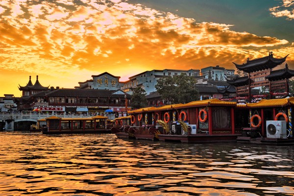 Hady Khandani, SUNSET AT CONFUCIUS TEMPLE - NANJING - CHINA (Wunschgröße, HADYPHOTO, Fotokunst, Asien, China, Konfuziustempel, Fluss, Jangsekiang, Boote, Hausboote, Sonnenuntergang, Reflexion, Idylle, Spiegelungen, Wohnzimmer, Treppenhaus, Arztpraxis, bunt)