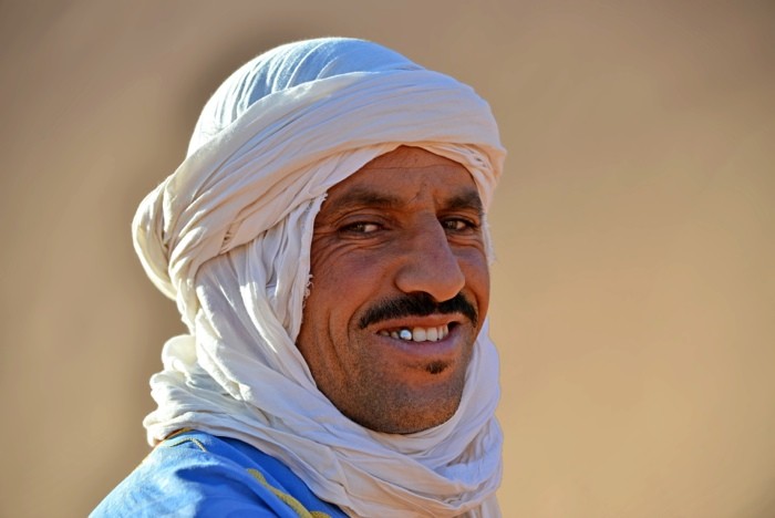 Hady Khandani, THE BERBER (HADYPHOTO, Fotografie, Menschen, Mann, Berber, Turban, Portrait, Marokko, Afrika, Wohnzimmer, Treppenhaus, Wunschgröße, bunt)