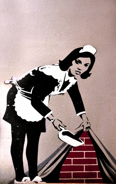 Hady Khandani, THE HOUSE MAID (Unter den Teppich kehren, Hausmädchen, Personal, Wandmalerei, Wunschgröße, Fotografie, Treppenhaus, Wohnzimmer, Küche,  bunt)