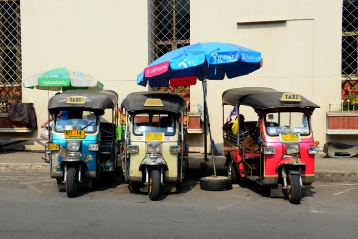 Hady Khandani, THREE TUC TUC - MAEKLONG - THAILAND (HADYPHOTO, Fotografie, Fahrzeuge, Dreirad, Vehikel, Tuc Tuc, Bangkok, Parkplatz, Wunschgröße, Wohnzimmer, Treppenhaus, bunt)