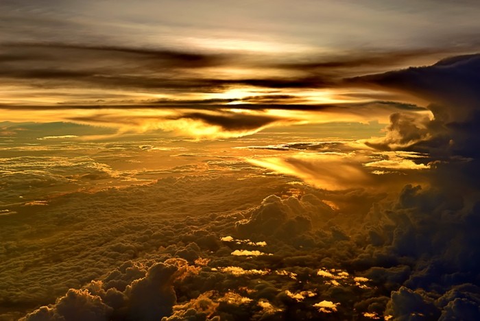 Hady Khandani, THUNDERCLOUDS OVER SIAM BAY 3 (HADYPHOTO, Fotografie, Luftbild, Himmel, über den Wolken, Gewitterwolken, Naturgewalten, Drama, Wetter, Wohnzimmer, Treppenhaus, Vogelsperpektive, Wunschgröße, bunt)