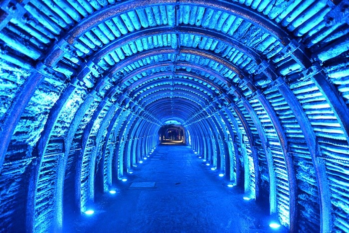 Hady Khandani, TUNNEL OF LIGHT 2 - BLUE (HADYPHOTO, Fotografie, Grotte, Salzkathedrale, Salzbergwerk, Kirche, Kolumbien, Tunnel, Beleuchtung, Sehenswürdigkeit, Wunschgröße, Wohnzimmer, Treppenhaus, blau)