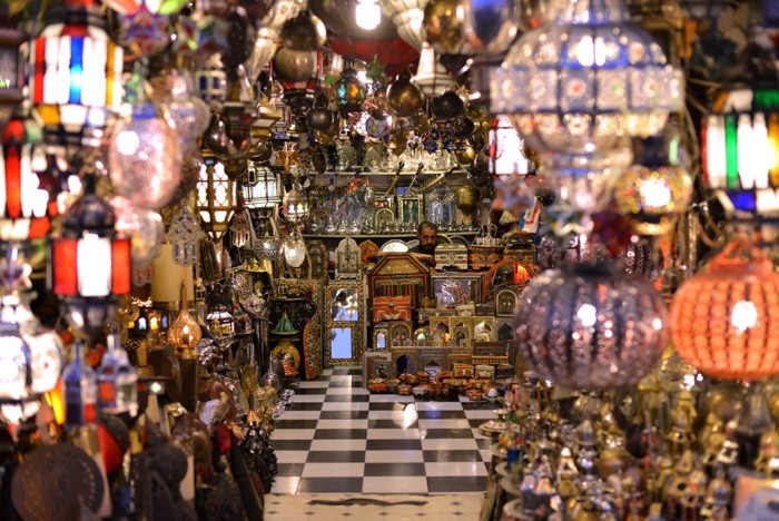 Hady Khandani, VIEW INTO MOROCCAN LAMP STORE - MARRAKECH (HADYPHOTO, Fotografie,  Geschäft, Basar, Lampen, laternen, orientalisch, Marokko, Afrika, Wohnzimmer, Treppenhaus, Wunschgröße, bunt)