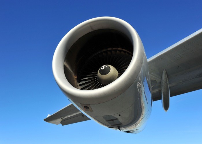 Hady Khandani, WING AND ENGINE 1 (HADYPHOTO, Fotografie, Flugzeug, Flugzeugflügel, Turbine, Düsen, Maschine, Technik, Nahaufnahme, Wunschgröße, Wohnzimmer, Büro, bunt)