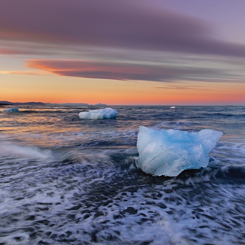 Hans Strand, Ice and Sea (Meer, Eisbrocken, Sonnenuntergang, Gischt,  Island, Küste, Fotografie, Wunschgröße, Treppenhaus, Wohnzimmer)