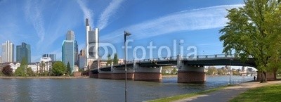 Heino Pattschull, Frankfurt am Main (Wunschgröße, Fotografie, Photografie, Städte, Deutschland, Metropole, Frankfurt, Panorama, Skyline, Brücke, Fluss, Main, Kondensstreifen Büro, bunt)