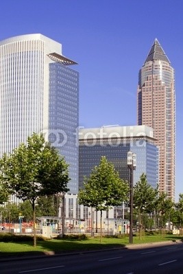 Heino Pattschull, Messeturm in Frankfurt 1 (Wunschgröße, Fotografie, Photografie, Städte, Deutschland, Metropole, Frankfurt, Architektur, Messeturm, Modern, blauer Himmel, Büro, Business, bunt)