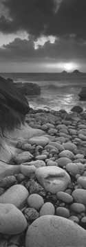 Helen Dixon, Rocky beach at sunset (Landschaftsfotografie, Meer, Meeresbrise, Kiesel, Sonnenuntergang, Steinstrand, Wohnzimmer, Treppenhaus, schwarz/weiß)