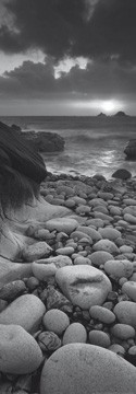 Helen Dixon, Rocky beach at sunset (Landschaftsfotografie, Meer, Meeresbrise, Kiesel, Sonnenuntergang, Steinstrand, Wohnzimmer, Treppenhaus, schwarz/weiß)