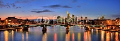 Heino Pattschull, Panorama von Frankfurt am Main (Wunschgröße, Fotografie, Photografie, Städte, Deutschland, Metropole, Frankfurt, Panorama, Skyline, Brücke, Fluss, Main, Spiegelungen, Abenddämmerung, Beleuchtung, Büro, Schlafzimmer, bunt)