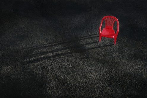 Heng Li, Anscheinend schön (Dunkelheit, Gras, roter Stuhl, Plastikstuhl, billiger Gartenstuhl, Kontrast, Wunschgröße, Fotokunst, Wohnzimmer, schwarz/rot)