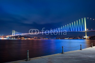 Iarygin Andrii, Bridge in Istanbul via Basfor (istanbul, brücke, bosporus, türkei, nacht, straße, meerenge, straßen, meer, connection, autos, schwarzes meer, verkehr, asien, mittelmeer, wasser, europa, blau, verkehr, hauptstadt, anatolia, ufer, mondschein, deic)