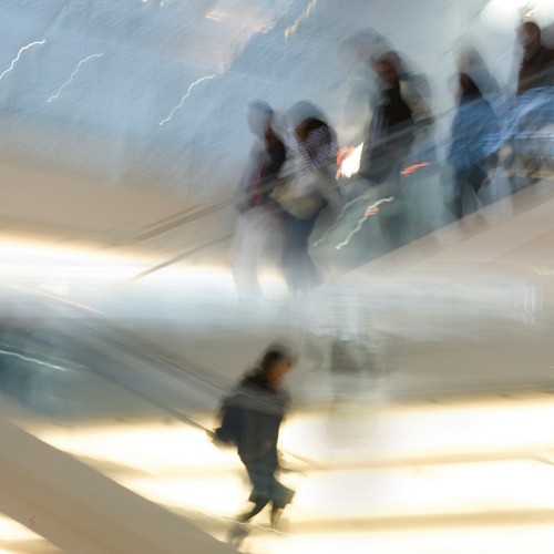 Maïlo / M-L Vareilles, Rythmes urbains I (Moderne Fotokunst, Fantasie, Rolltreppe, Menschen, Bewegungen, verwischt, verschwommen, Geschwindigkeit, Jugendzimmer, Wohnzimmer, Wunschgröße, bunt)