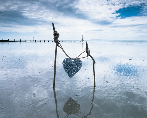 Assaf Frank, Heart (Wunschgröße, Fotografie, Meeresbrise, Natur, Wasser, Meer, Herz, Reflexion, Spiegelung, Horizont, Himmel, romantisch, Einsamkeit, Entspannung, Wellness, Arztpraxis, Badezimmer, bunt)