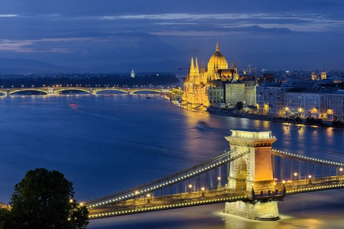 Rolf Fischer, Budapest Kettenbrücke - Parlament (Wunschgröße, Fotokunst, Städte, Budapest, Metropole, Ungarn, Donau, Fluss, Brücke,  Architektur, Nachtszene, Beleuchtung, Flur, Treppenhaus, Wohnzimmer, bunt)