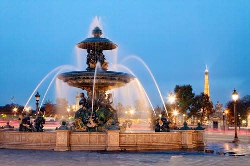 Rolf Fischer, Place de la Concorde (Wunschgröße, Fotokunst, Platz, Fontänen, Springbrunnen,  Paris,  Frankreich,  Abendszenen, Laternen, Beleuchtung,  Architektur, Flur, Treppenhaus, Wohnzimmer, bunt)