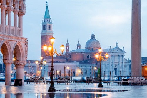 Rolf Fischer, Venice (Wunschgröße, Fotokunst, Venetien, Venedig, Markusplatz, Abendszene, Campanile, Aqua Alta, Reflexionen, Architektur, Flur, Treppenhaus, Wohnzimmer, bunt)