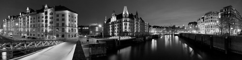Rolf Fischer, Speicherstadt Panorama (Wunschgröße, Fotokunst, Städte, Metropole, Hamburg, panorama, Speicherstadt, Abendszenen, Reflexionen, Architektur, Büro, Treppenhaus, Wohnzimmer, schwarz / weiß)