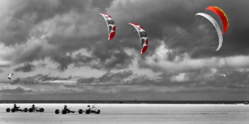 Rolf Fischer, St. Peter Ording (Wunschgröße, Fotokunst, Kiten, Kitesurfen, Landschaftsfotografie, Meeresbrise, Nordsee, Wind,  Flur, Treppenhaus, Wohnzimmer, schwarz / weiß / rot)