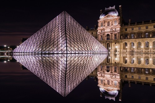 Arnaud Bertrande, Le Diamant de Paris (Wunschgröße, Fotokunst, Städte, Metropole, Frankreich, Paris,  Architektur, Museum, Louvre, Prachtbau, prachtvoll, Klassizismus, Nachtszene, Spiegelung, Diamant, Eingang, Glaspyramide, Büro, Wohnzimmer, bunt)