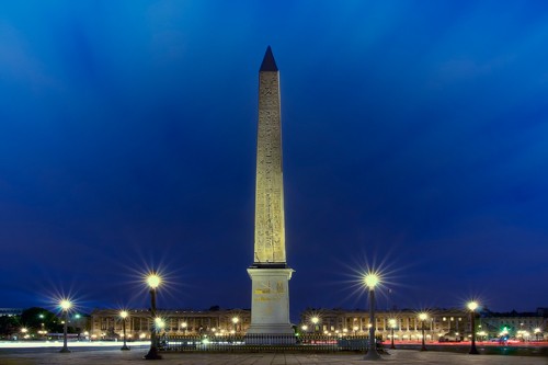 Arnaud Bertrande, Place de la Concorde by Night (Wunschgröße, Fotokunst, Städte, Metropole, Frankreich, Paris,  Architektur, Platz. Obelisk, ägyptischer Steinpfeiler, Nachtszene, Wahrzeichen, Symbol, Büro, Wohnzimmer, bunt)