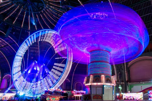 Arnaud Bertrande, Non stop (Wunschgröße, Fotokunst, Modern, Jahrmarkt, Kirmes, Nachtszene, Leuchtkraft, Lichter, Karussels, Geschwindigkeit, Lichtspuren, Wohnzimmer, Jugendzimmer, bunt)